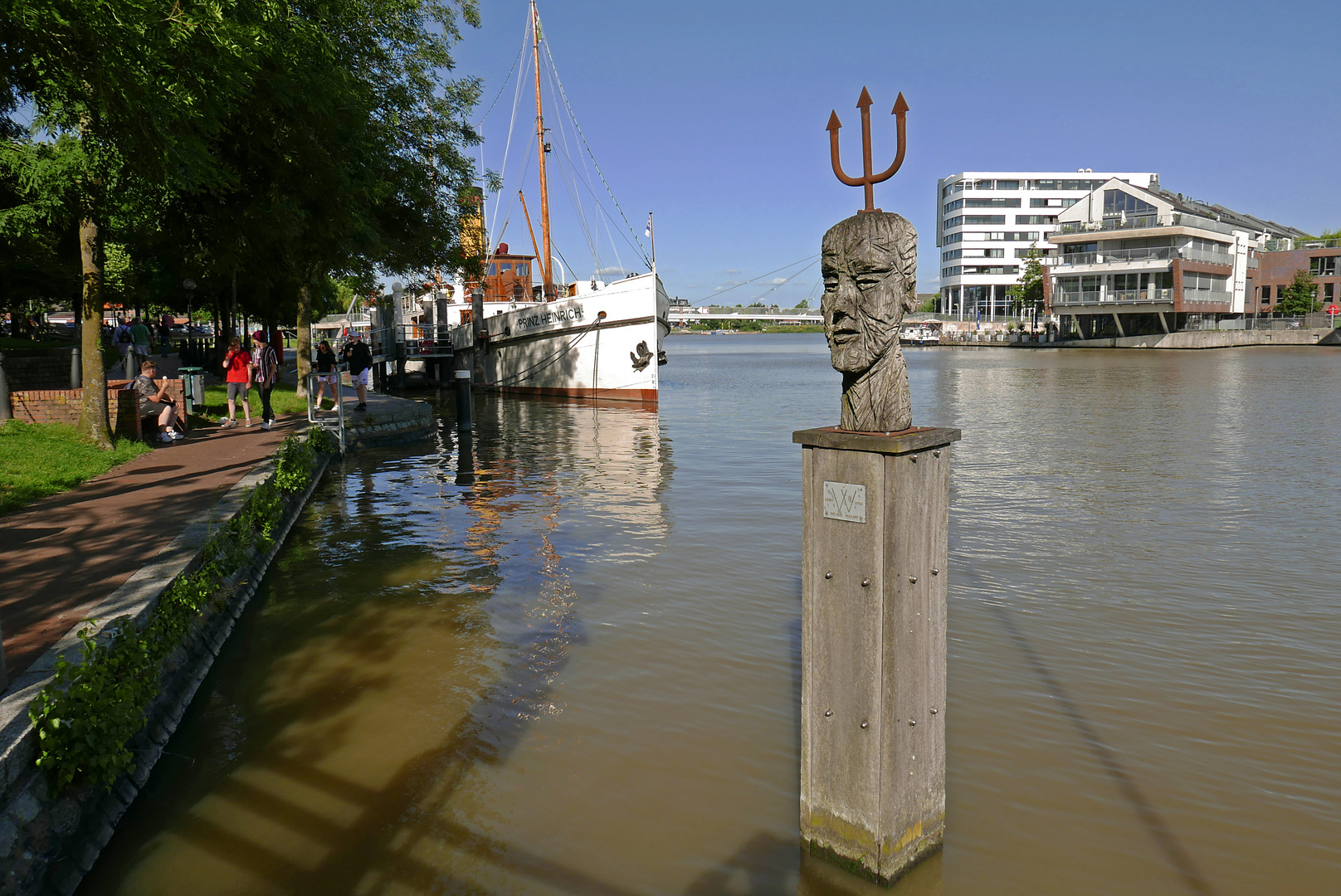 Historischer Dampfer 'Prinz Heinrich' im Hafen von Leer (Ostfriesland), von Neptun bewacht :-)