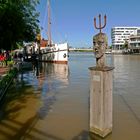 Historischer Dampfer 'Prinz Heinrich' im Hafen von Leer (Ostfriesland), von Neptun bewacht :-)