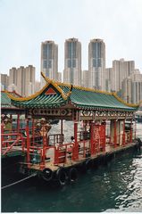 Historischer Hafen Aberdeen vor Hongkong-Kulisse