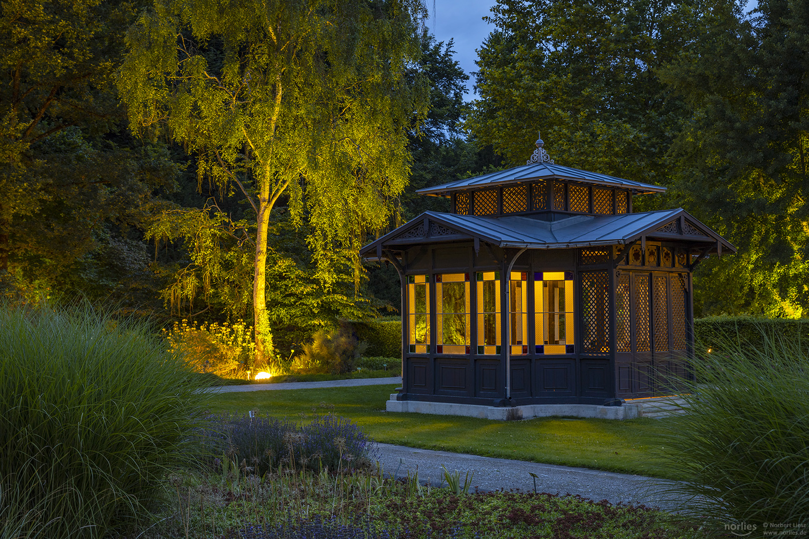 Historischer Pavillon beleuchtet