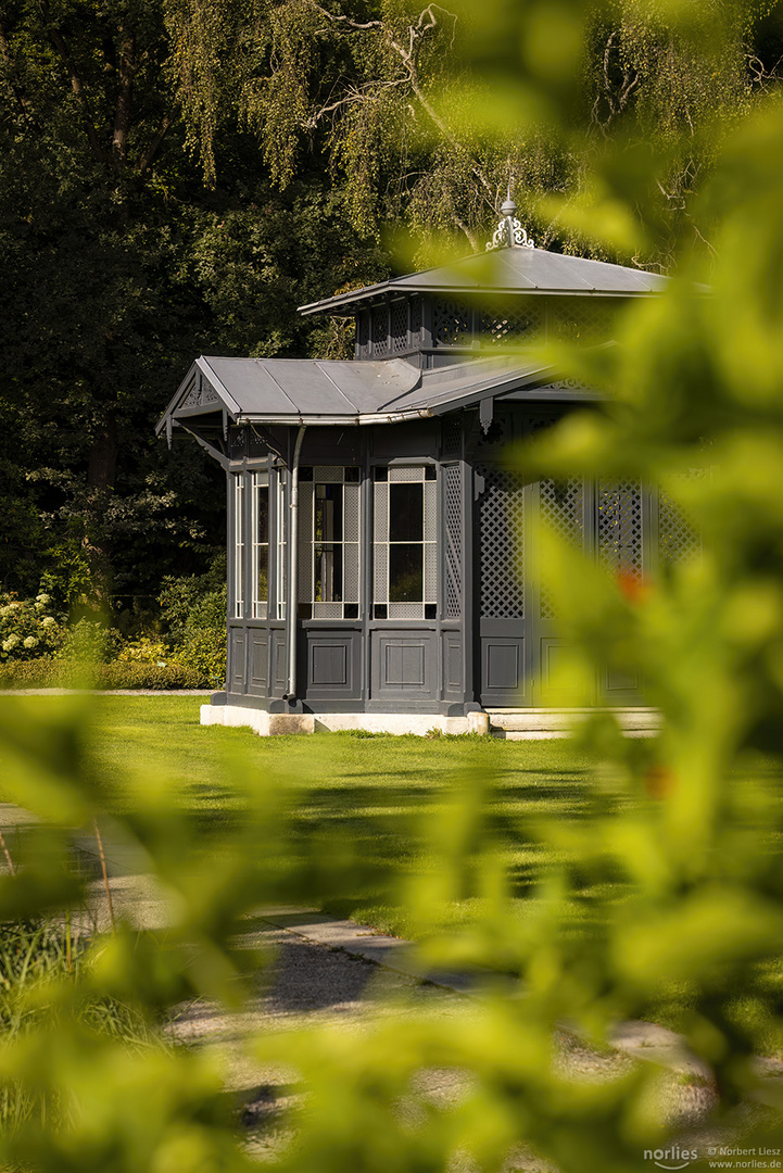 Historischer Pavillon im Licht