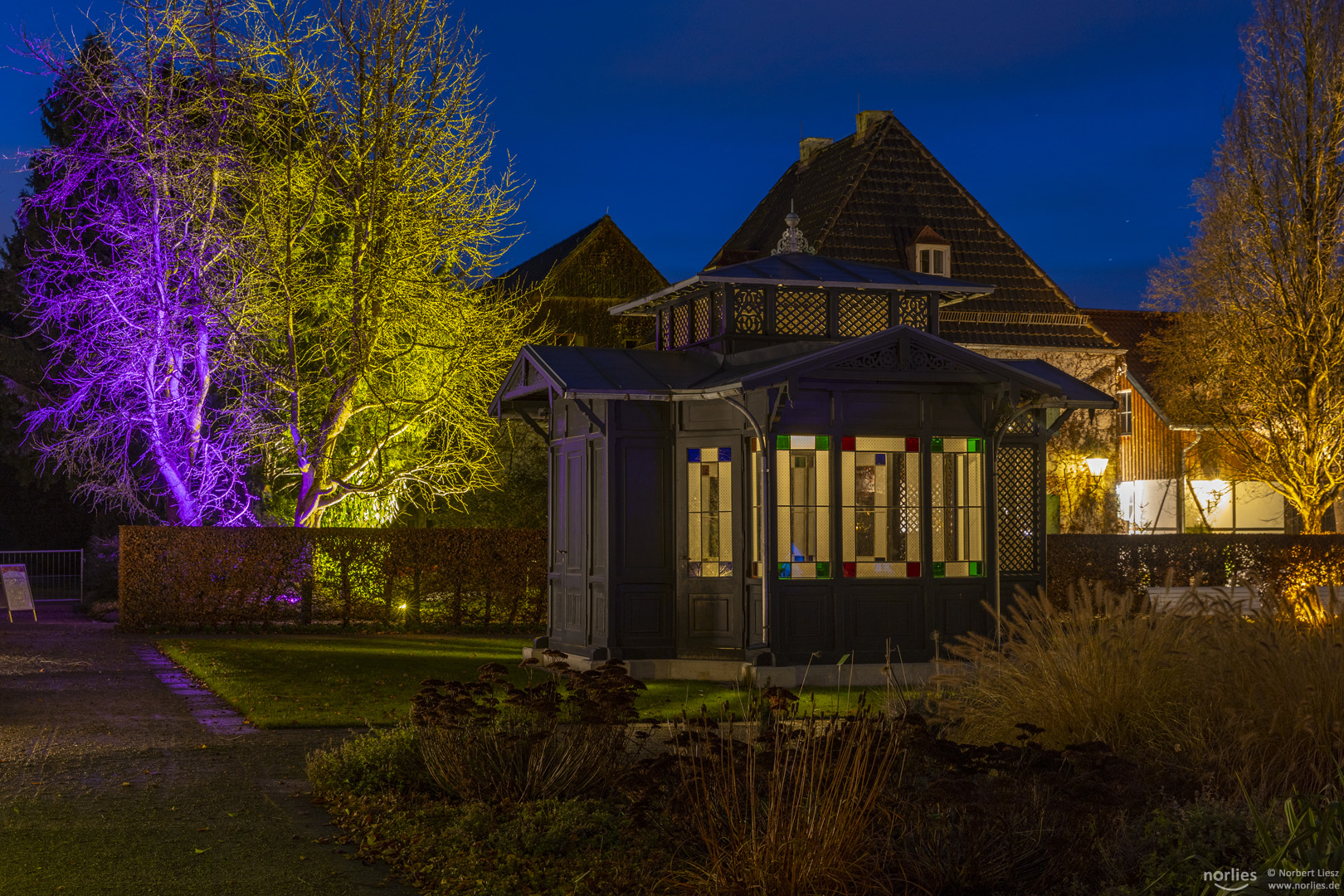 Historischer Pavillon mit Beleuchtung