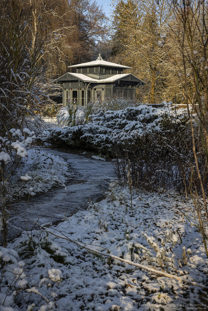 Historischer Pavillon mit Schnee