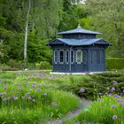 Historischer Pavillon mit Zierlauch