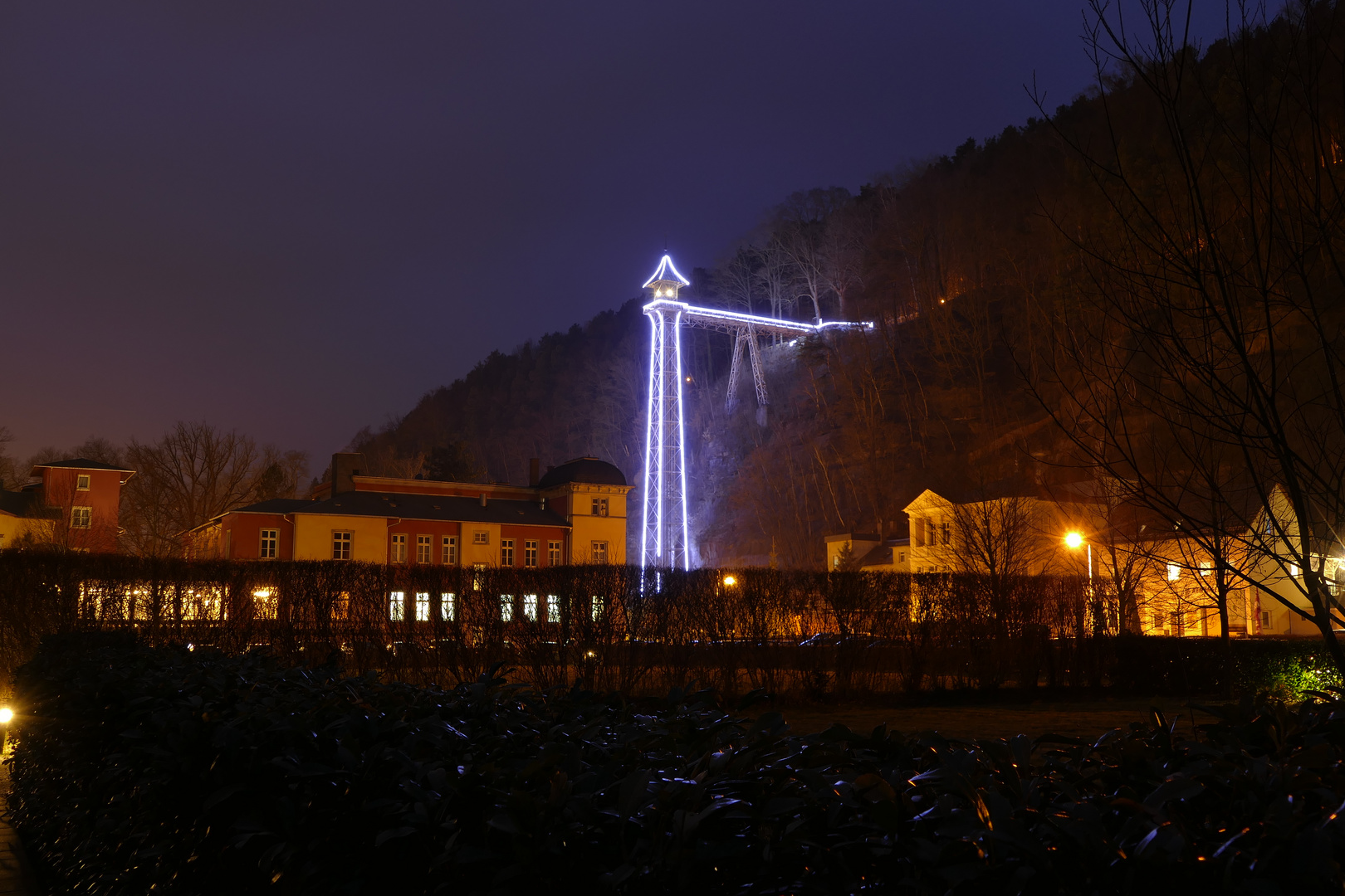 Historischer Personenaufzug bei Nacht