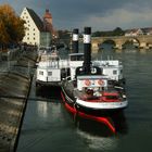 Historischer Raddampfer am Donauufer in Regensburg