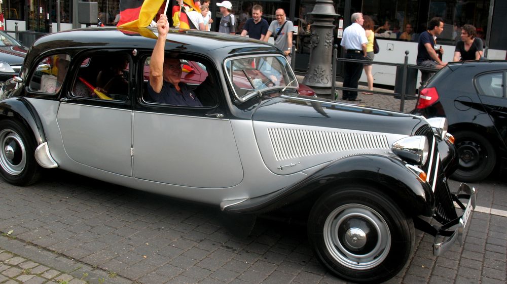 Historischer Sieg im historischen Auto gefeirt !