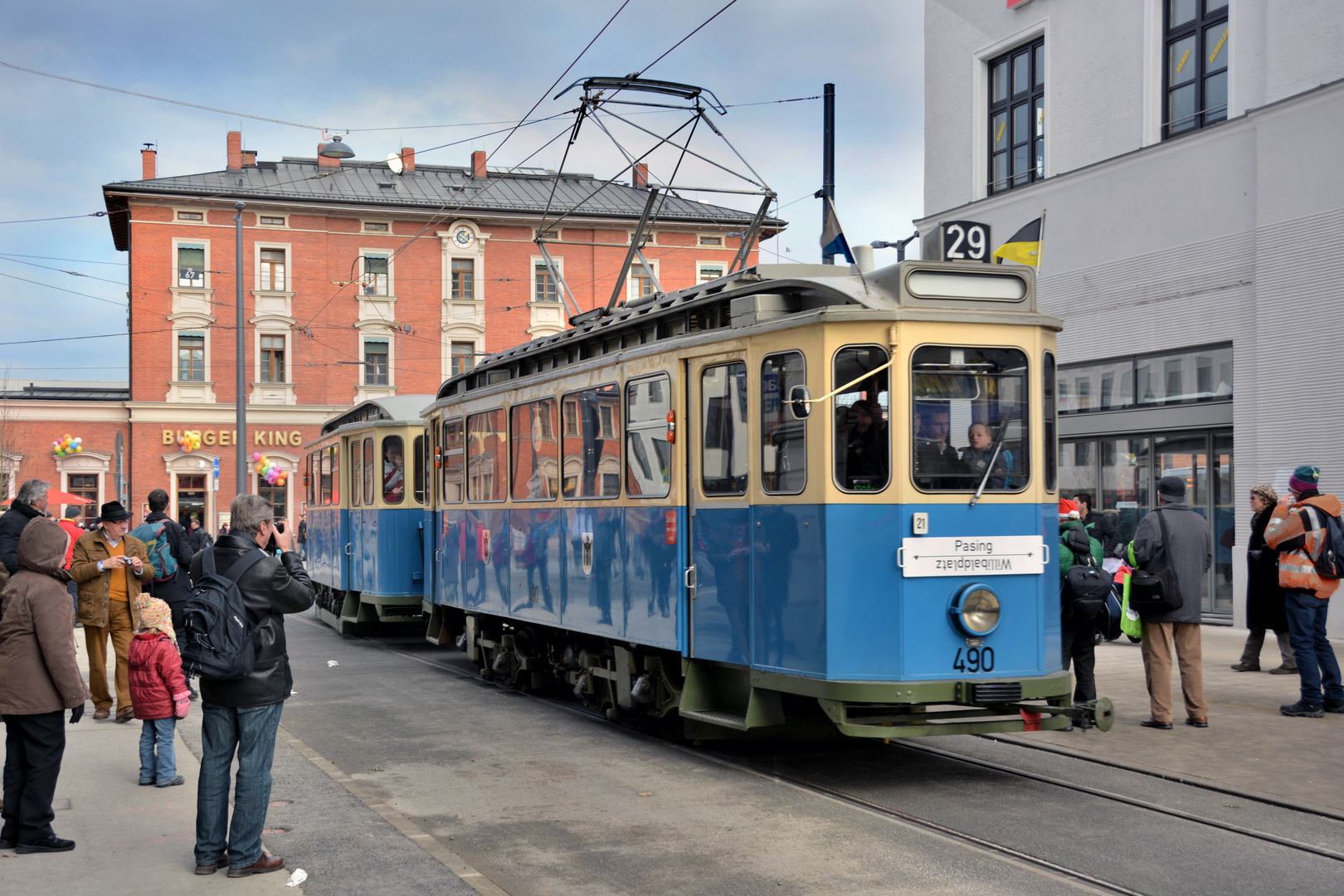 Historischer Trambahnzug zur Eröffnung der neuen Tramschleife München-Pasing