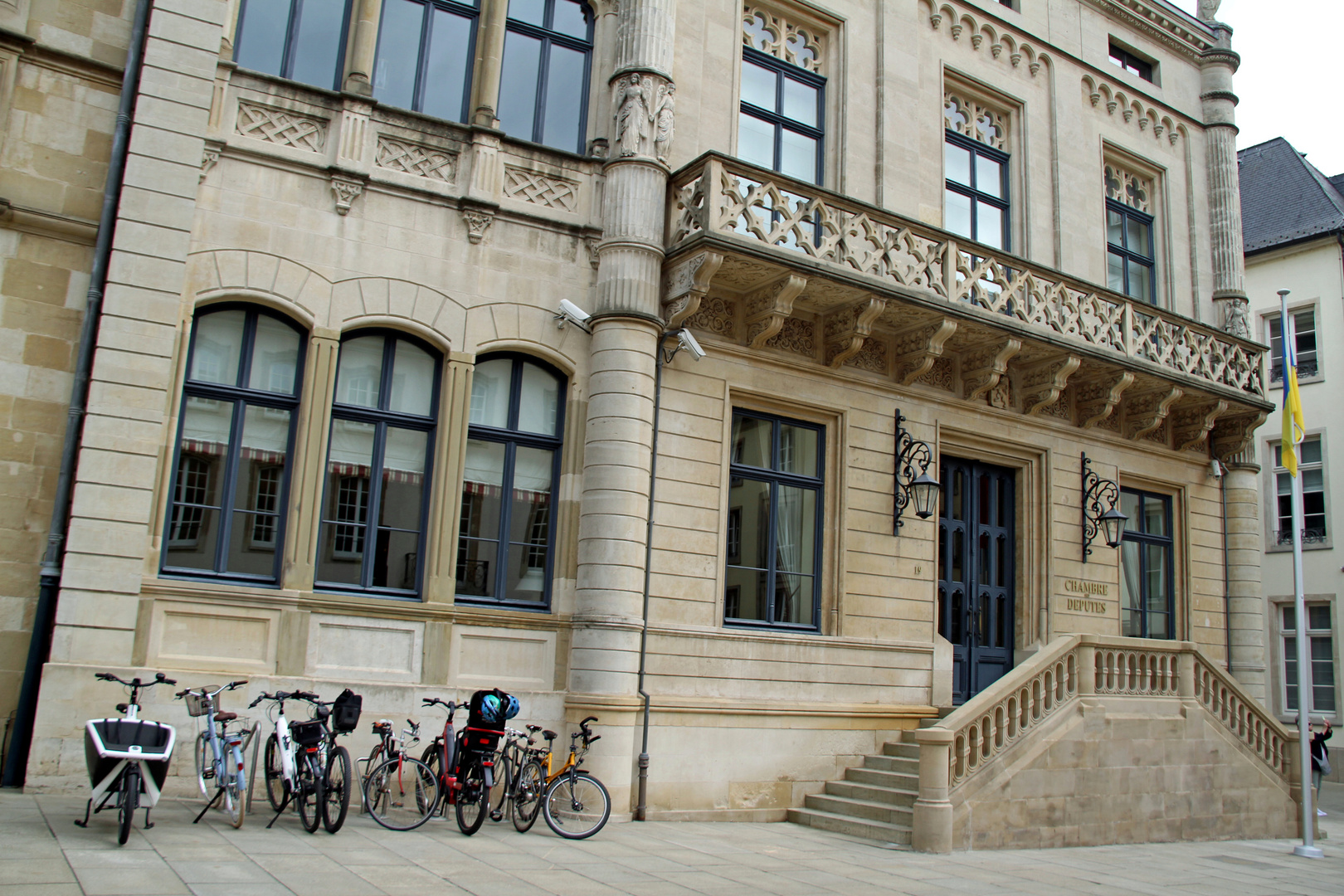 Historischer Treppenaufgang und Balkon in Luxemburg