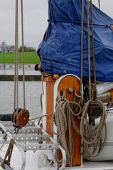 Historisches aus Hanf, Sisal und Holz: Laufendes Gut, Blöcke, Belegklampen usw.