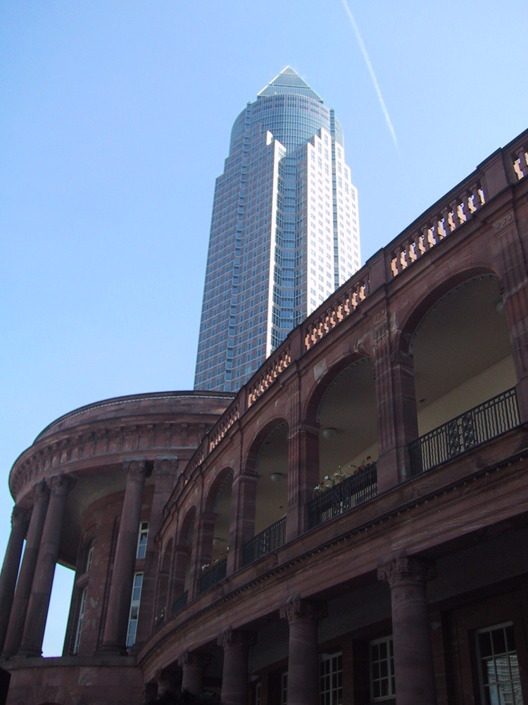 Historisches Haus mit Hochhaus in Frankfurt