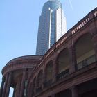 Historisches Haus mit Hochhaus in Frankfurt