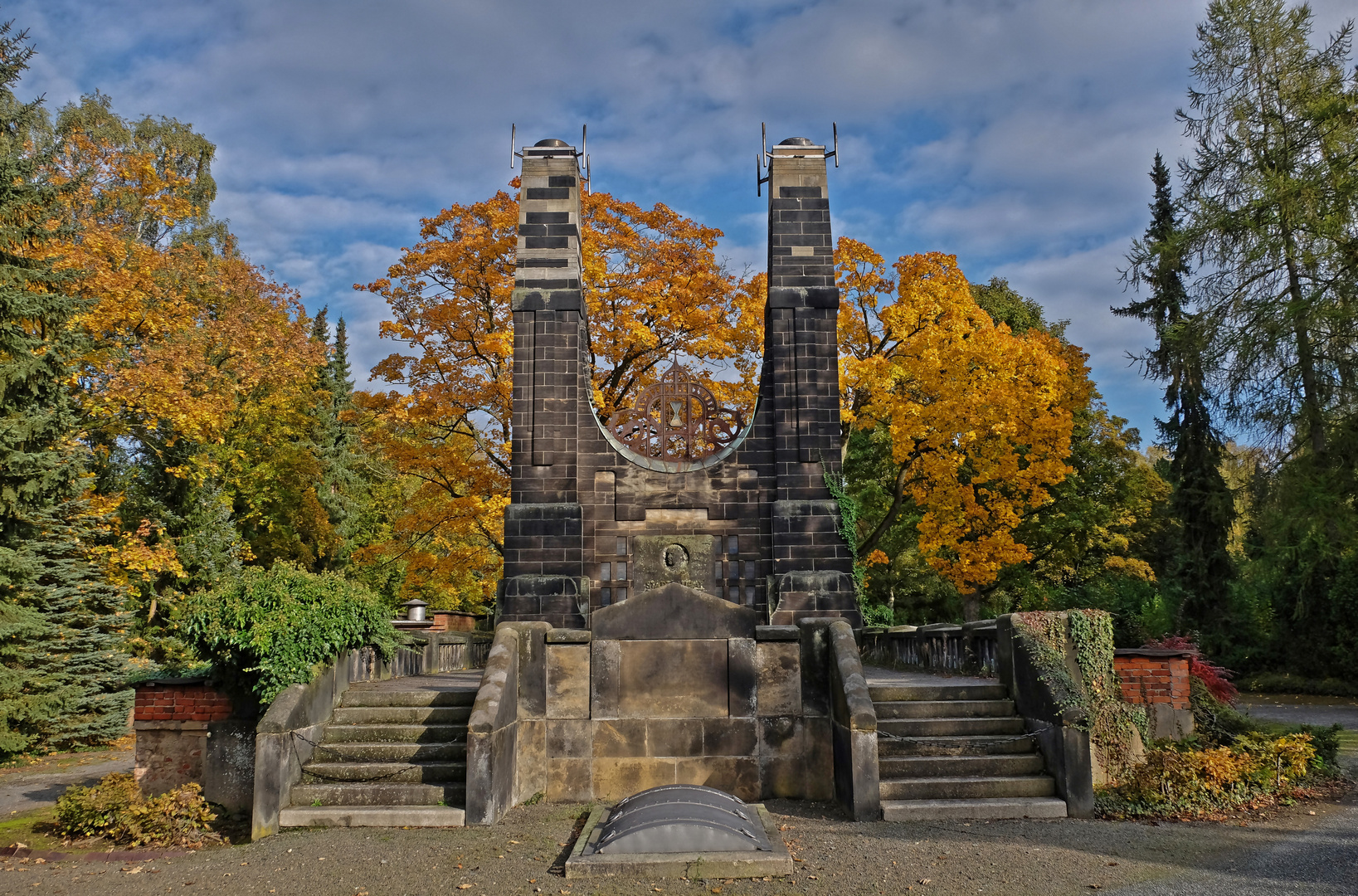 Historisches Jugendstilkrematorium auf dem Ostfriedhof Gera im Oktoberlicht 