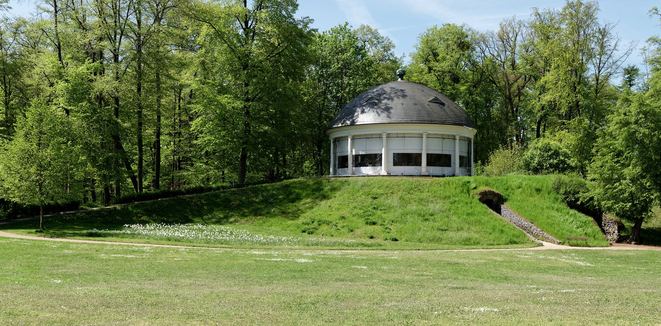 Historisches Karussell mit unterirdischem Technikraum