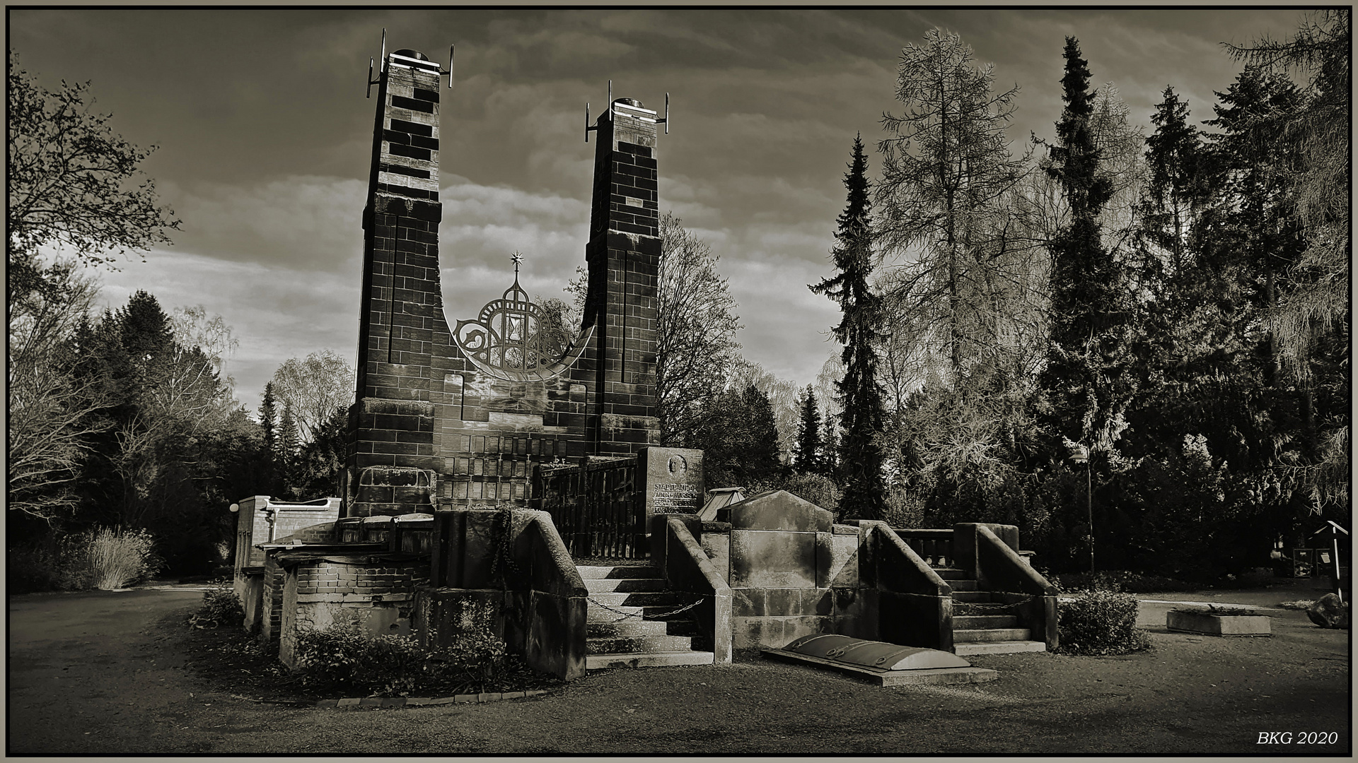 Historisches Krematorium Gera im Monochrom-Modus