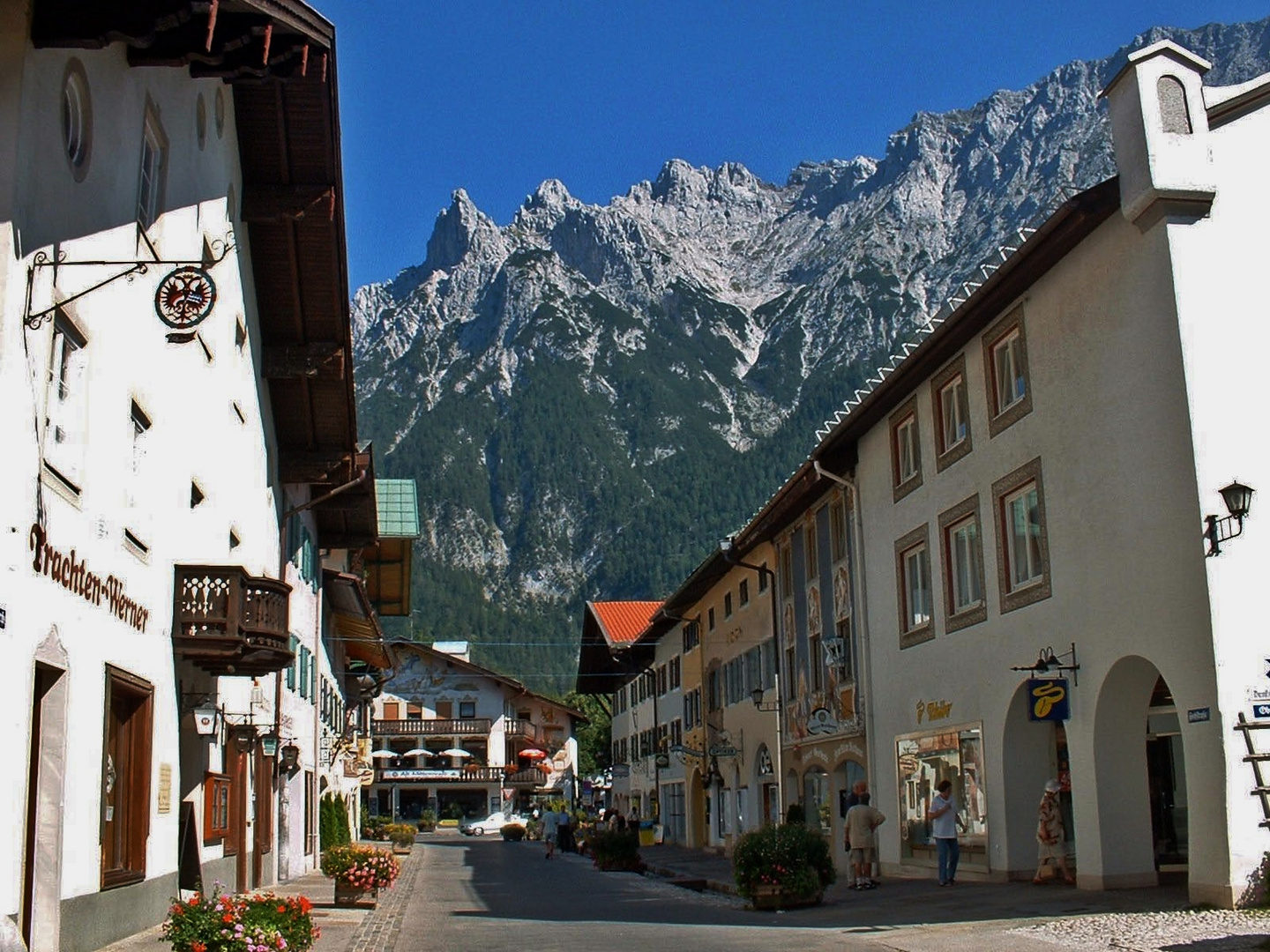 Historisches Mittenwald: Hochstraße mit Blick zum Karwendel