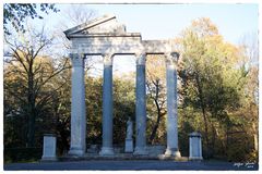 Historisches Portal im Park Borghese