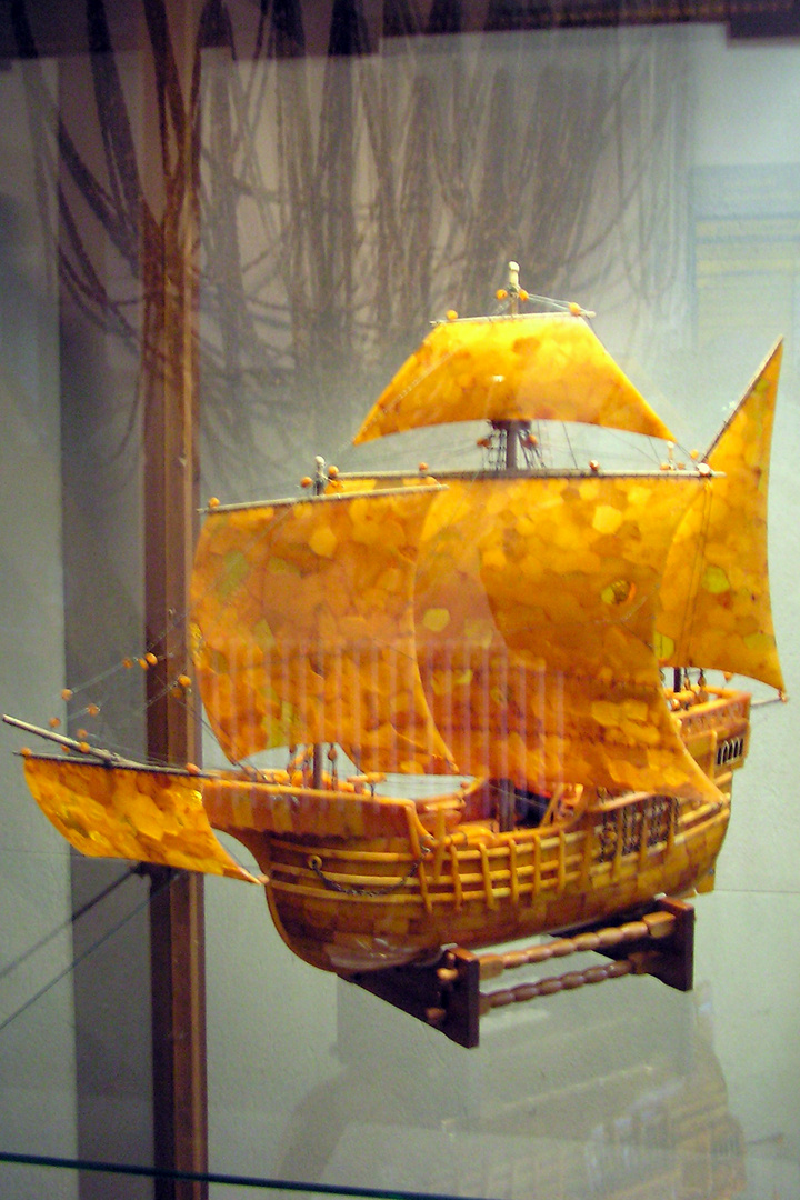 historisches Schiffsmodell aus Bernstein