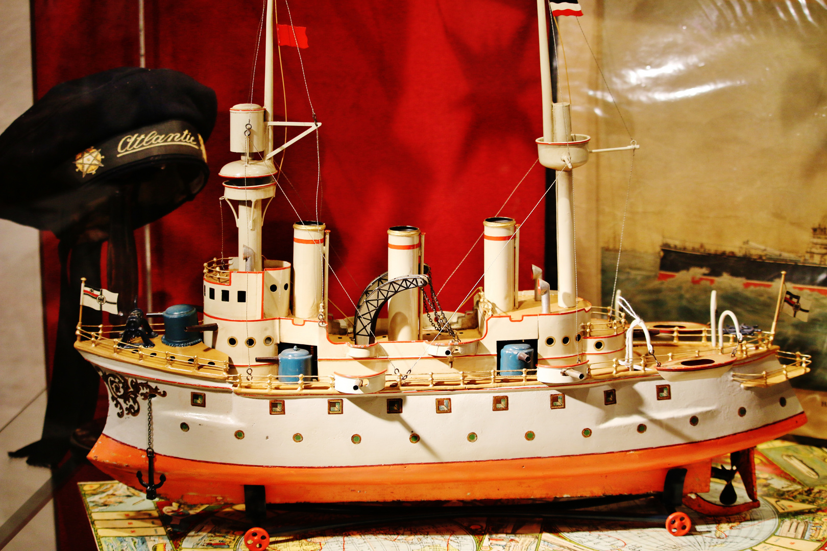 Historisches Spielzeug/ 3 ( Bing- Panzerschiff um 1908)