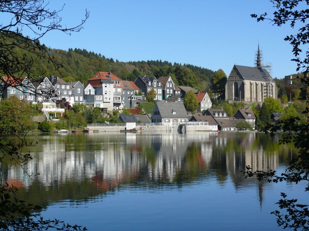 Historisches Wuppertal-Beyenburg mit dem davor liegenden Stausee