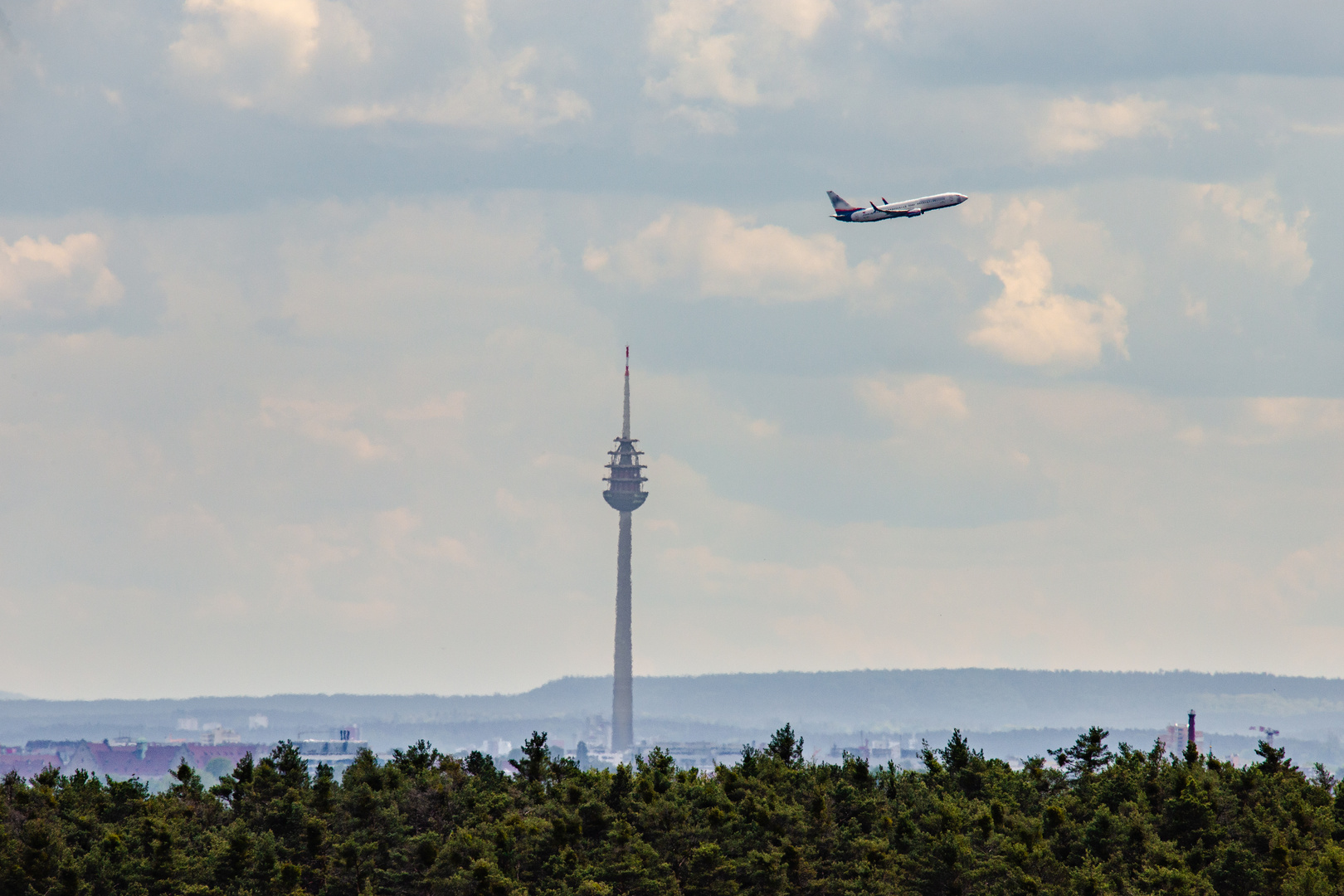 Hitzeflimmern und Fernmeldeturm Nürnberg