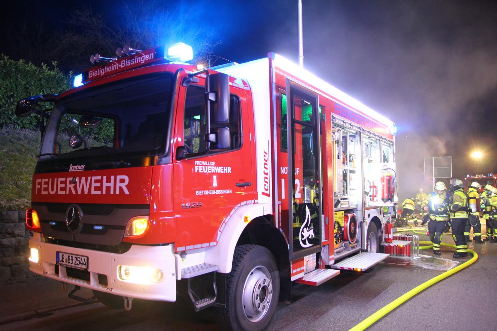 HLF 20/16 der Feuerwehr Bietigheim bei einem Tiefgaragenbrand