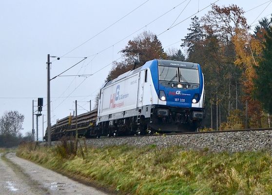 HLG 187 320 mit Schienenzug