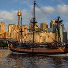 HM Bark Endeavour Replica ... vor Sydney´s Skyline