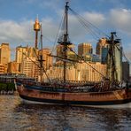 HM Bark Endeavour Replica ... vor Sydney´s Skyline