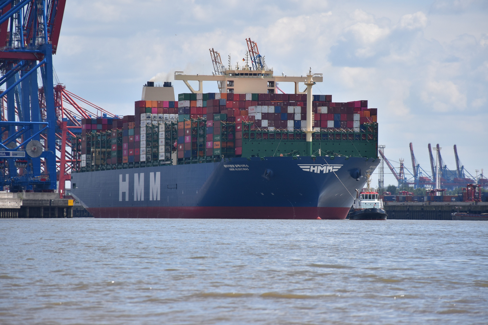 HMM Algeciras verlässt den Hamburger Hafen