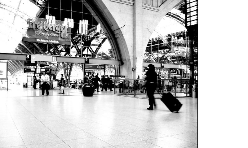 hmm - das halt leipziger hauptbahnhof - [ frau mit koffer und andere menschen^^]!