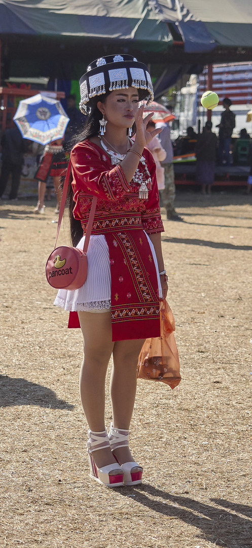 Hmong-Frau am Neujahrsfest