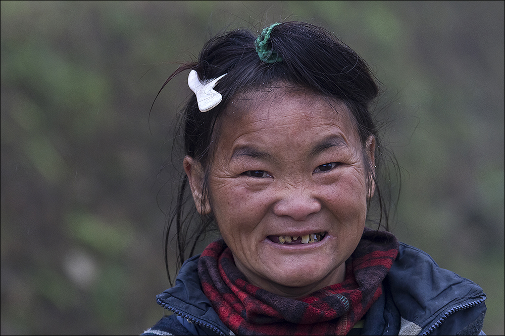 Hmong Frau mit Kamm im Haar