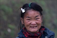 Hmong Frau mit Kamm im Haar