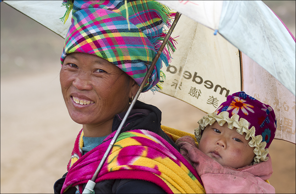 Hmong Frau mit Kind