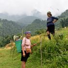 Hmong-Frauen am Wegesrand 02