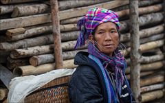 Hmong Frauen haben entweder ein Kind oder einen Korb am Rücken