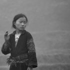 Hmong Mädchen im Nebel