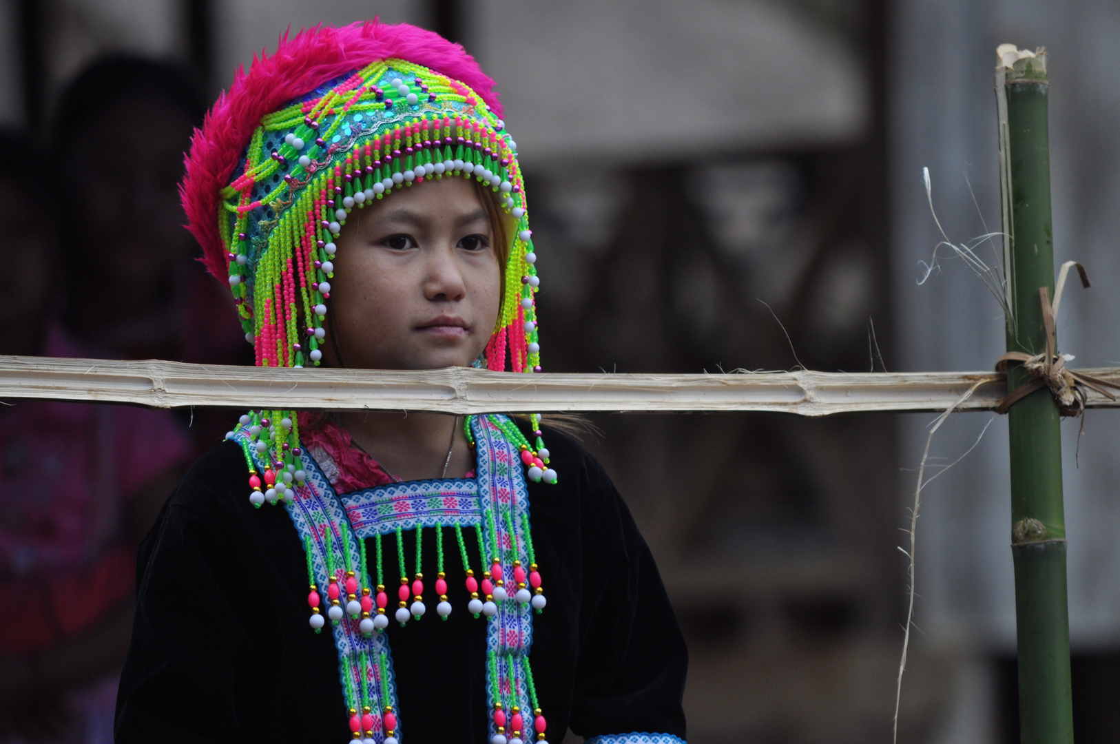 Hmong Mädchen traditionellem Kopfschmuck