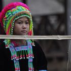 Hmong Mädchen traditionellem Kopfschmuck