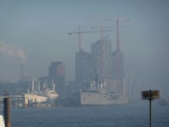 h.m.s. ark royal . auf abschiedstour in hamburg