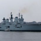 HMS Illustrious - britischer Flugzeugträger besucht Hamburg bei....