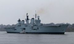 HMS Illustrious - britischer Flugzeugträger besucht Hamburg bei....