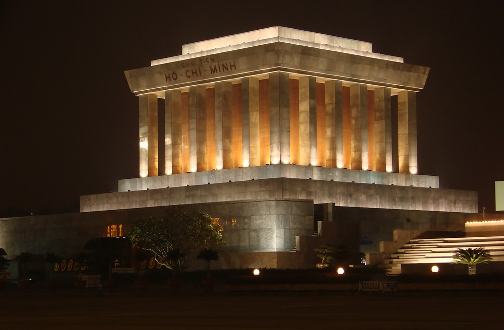 Ho Chi Minh Mausoleum bei Nacht