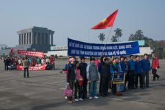 Ho-Chi-Minh Mausoleum in Hanoi mit Besuchergruppen