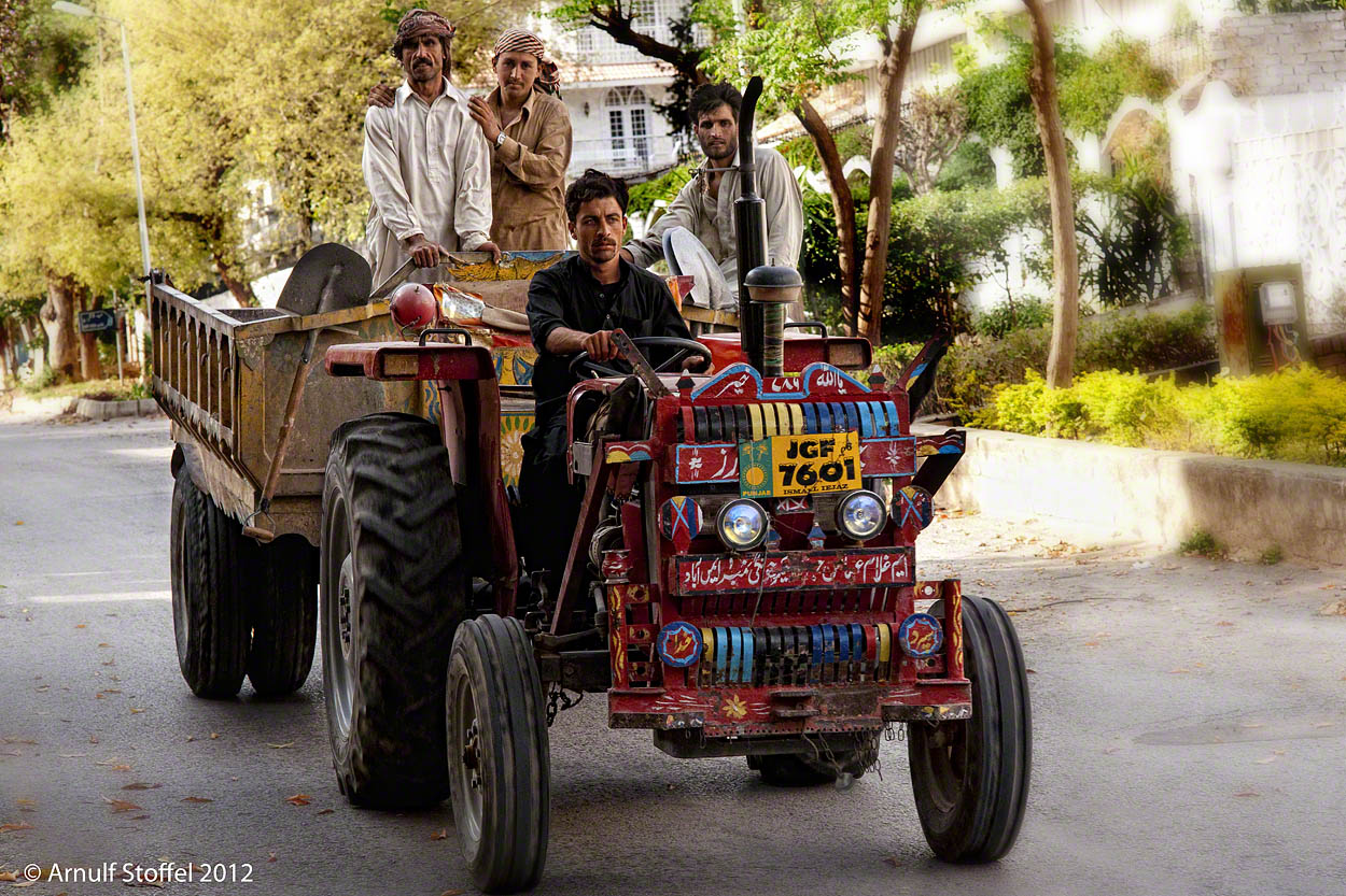 Hoch auf dem gelben Wagen - Islamabad 2012