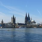 hoch-höher am höchsten-turm-skyline von köln