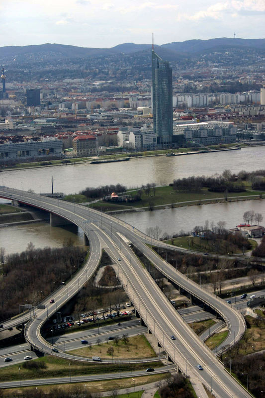 Hoch oben auf dem Donauturm (2)