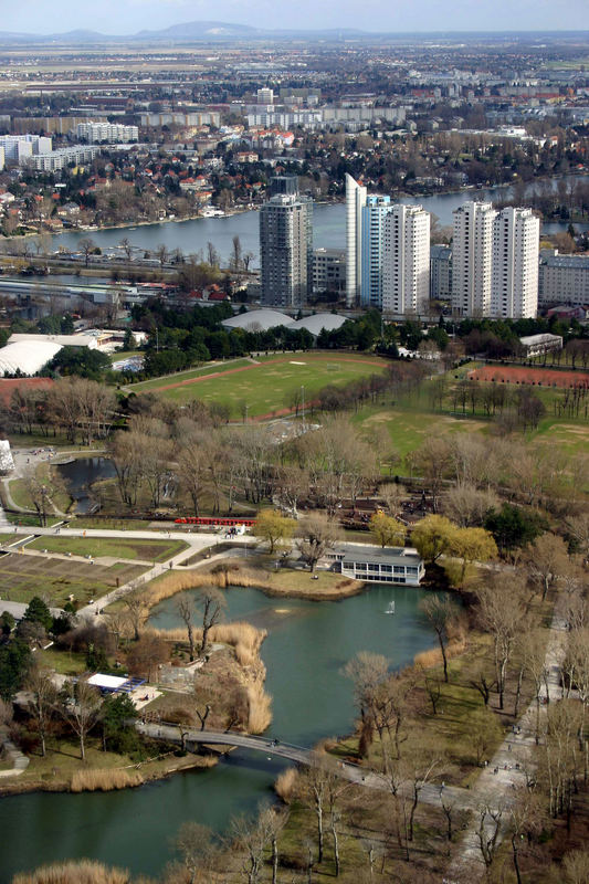 Hoch oben auf dem Donauturm (4)