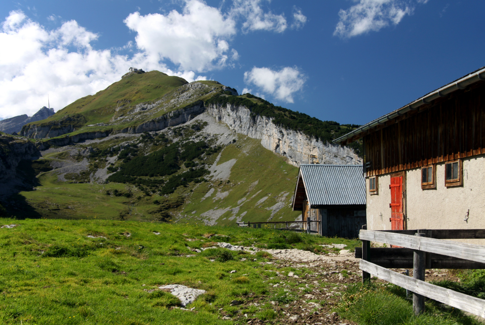 Hoch oben die Hütte